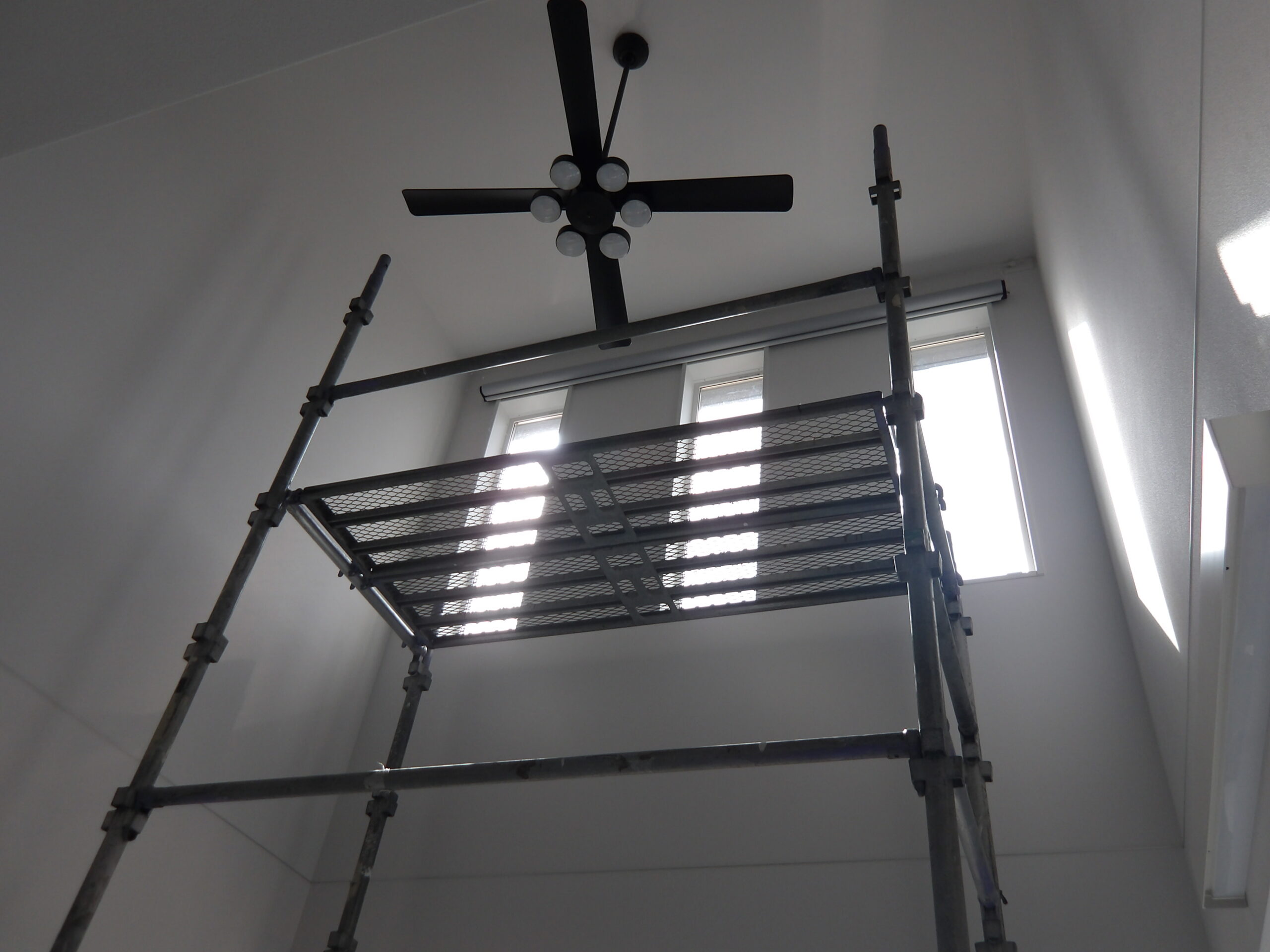 高所の窓にも施工可能です！